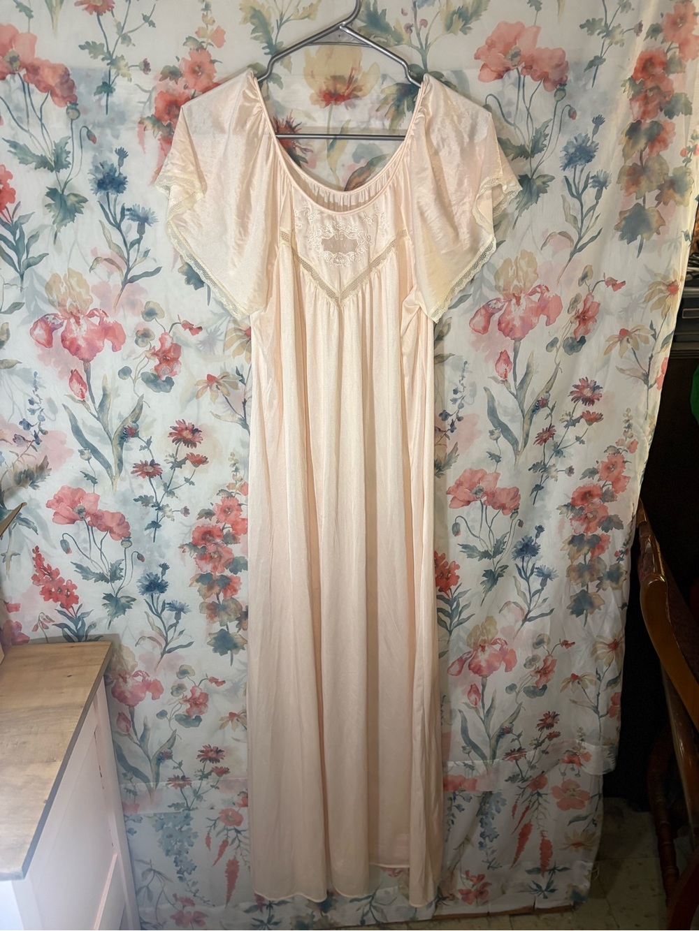 Vintage Women's Cream Nightgown with Lace Trim